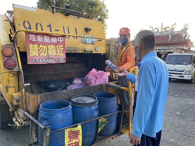 高壓容器不可丟入垃圾車內。圖／屏東環保局提供